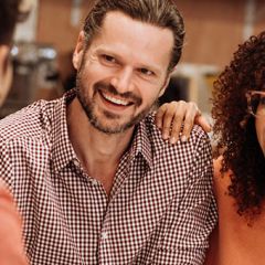 couple heureux en agence immobilière