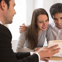 conseiller montre tablette tactile à un couple