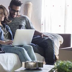 couple consulte l'ordinateur pendant l'emménagement